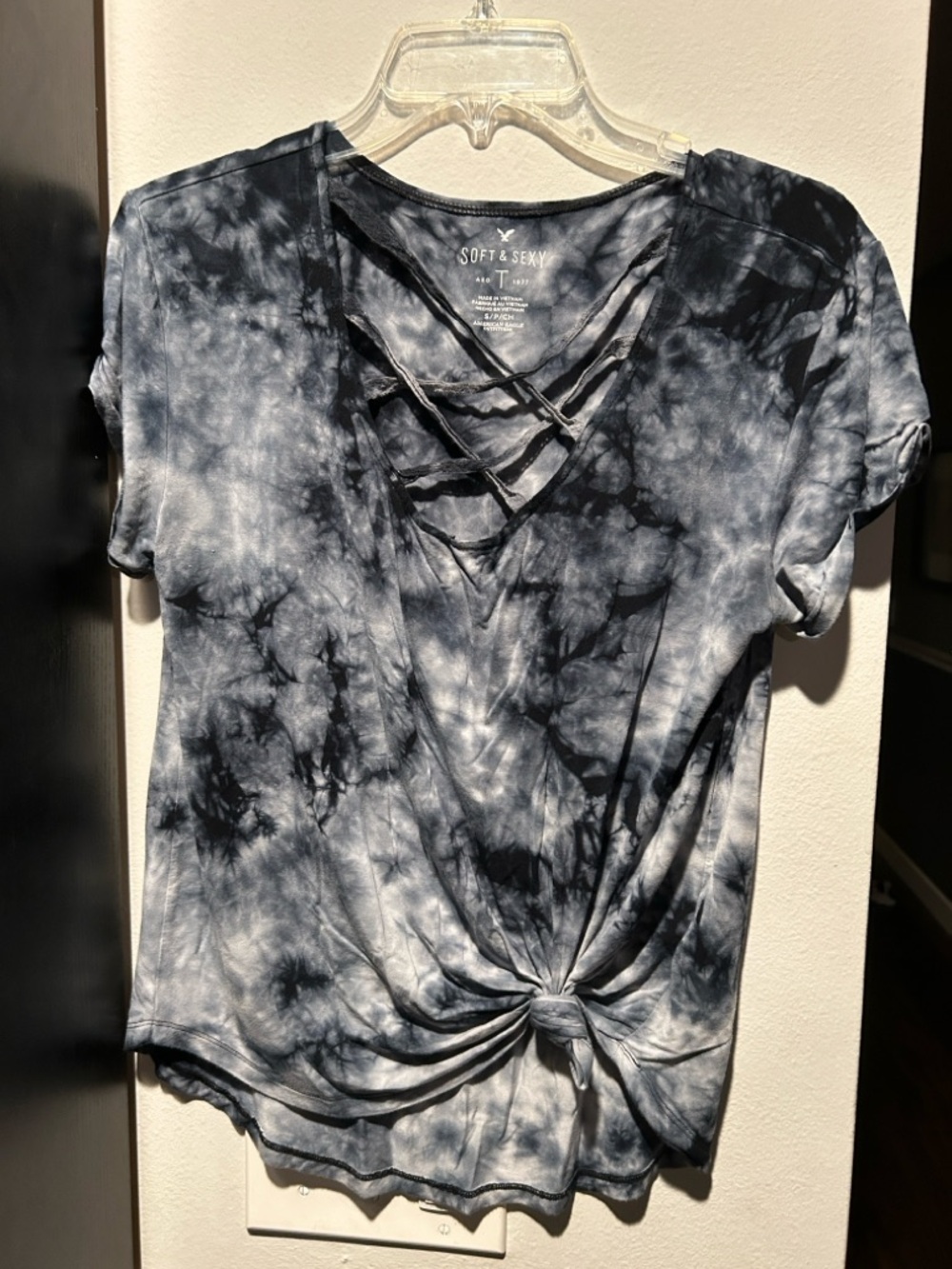 American Eagle Outfitters Black & Gray Tie-Dye Short Sleeve Knot Front Tee